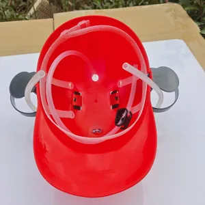 Vue détaillée du casque à bière rouge avec tubes et porte-gorges pour fêtes et plein air.
