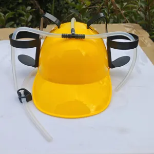 Casque à bière jaune rigolo avec doubles supports de boissons et système de paille pour fête.