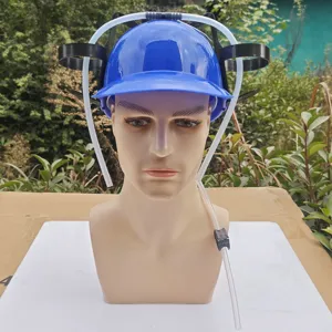Casque de bière créatif, chapeau de fête avec porte-gobelets et pailles pour activités extérieures.