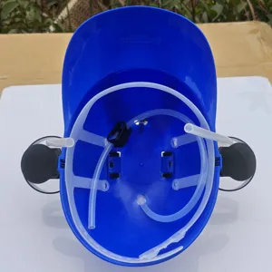 Vue détaillée de la structure interne et des tubes de boisson du casque de bière bleu de fête.