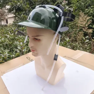 Casque à bière vert avec pailles souples et double porte-gobelets pour fête.