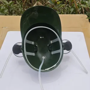 Vue détaillée de la structure interne du casque à bière vert avec pailles et harnais réglable.