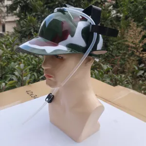 Vue détaillée du casque de boisson paresseux avec motif camouflage et paille pour fêtes.