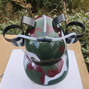 Casque de bière camouflage fantaisie avec double porte-gobelet et tubes de paille pour fêtes.
