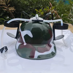 Casque de bière amusant camouflage de fête avec double porte-gobelets et pailles pour événements.