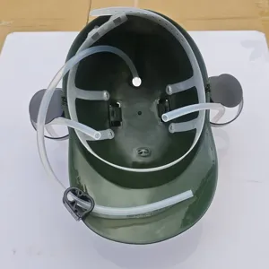 Vue détaillée du casque de bière vert avec sangles internes et tubes pour fête.