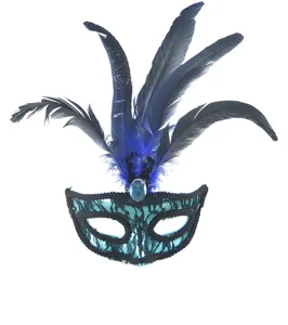 Vista dettagliata della maschera di carnevale con pizzo blu piume e gemma di cristallo.