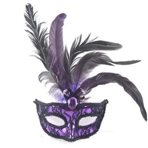 Maschera di pizzo piuma viola per festa di halloween ballo veneziano e spettacolo.