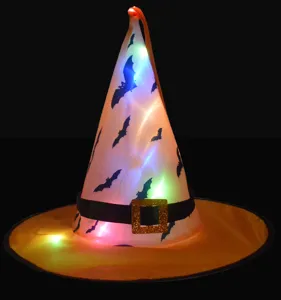 Gros plan détaillé du chapeau de sorcière lumineux LED d'Halloween avec des lumières.