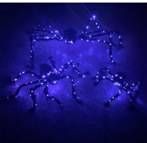 Detailansicht leuchtender Plueschspinnen mit violetten LEDs fuer gruselige Halloween Dekoration.