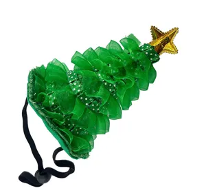 Primer plano del detalle de la diadema navideña de árbol verde con estrella dorada y cinta.