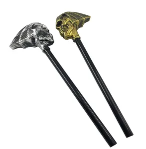 Vista dettagliata del supporto per scettro bastone teschio Halloween oro e argento.