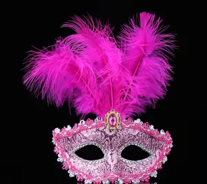 Rosa Spitzen Maske mit Federn und wunderschoenen glitzernden Strasssteinen fuer Party.