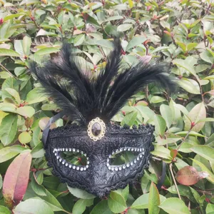 Schwarze Spitzen-Maskerade-Maske mit Federn und Strasssteinen für Party und Festival.