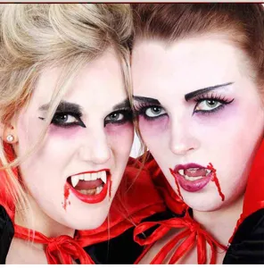 Nahaufnahme Detail mit realistischem Vampir-Kunstblut Make-up und Party Kostüm Requisiten.