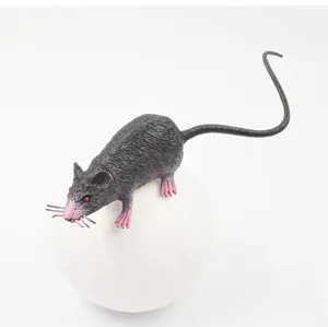 Finto giocattolo di ratto realistico per scherzi di Halloween. Modello di topo nero.