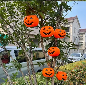 Κολοκύθα Halloween κρέμεται σε κλάδο δέντρου εξωτερική σκηνή λεπτομέρεια, δοχείο καραμελών