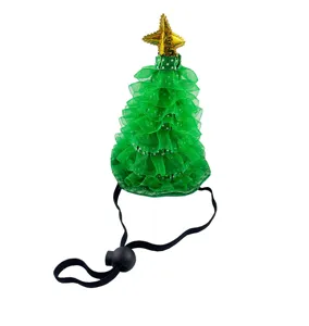Primer plano detallado del sombrero de Navidad de malla verde para mascota con estrella y elástico.