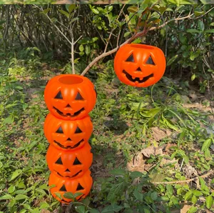 Λεπτομέρεια κάδου καραμέλας κολοκύθας Halloween στοιβαγμένος και κρεμασμένος πορτοκαλί.