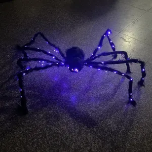 Halloween leuchtende Plueschspinne Spielzeug mit lila LED Lichtern fuer Party.