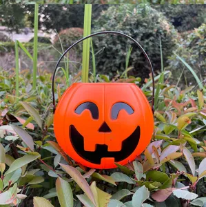Seau à bonbons citrouille d'Halloween vue détaillée, design orange classique avec poignée.