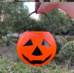 Détail de seau à bonbons citrouille d'Halloween, lanterne en plastique orange pour enfants.