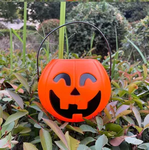 Vue détaillée du seau à bonbons citrouille d'Halloween, lanterne en plastique pour enfants.