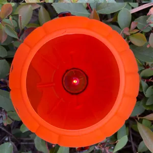 Seau à bonbons citrouille d'Halloween avec lumière LED pour décoration de fête.