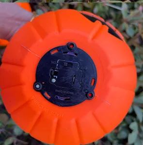Vue detaillee du compartiment a piles de la citrouille d'Halloween, seau en plastique.