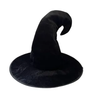 Vue détaillée du chapeau de sorcière en velours noir avec pointe incurvée et large bordure.