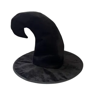 Gros plan détaillé du chapeau de sorcière noir en velours avec une pointe incurvée pour fête.