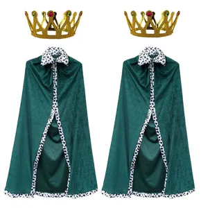 Vista detallada del disfraz de rey de Halloween para niños con capa de terciopelo verde y corona.