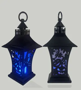 Gedetailleerd close-upgezicht van zwarte Halloween-lantaarn met LED-licht en pompoenuitsnede.