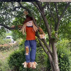 Vue détaillée d'une poupée épouvantail suspendue décoration extérieure pour festival et Halloween.