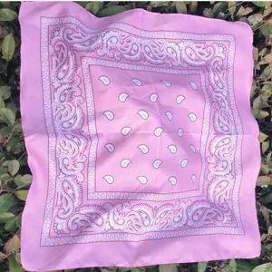 Rosa Paisleytuch Detailaufnahme, klassisches Paisley Muster Stoff Kopftuch Naheinstellung.
