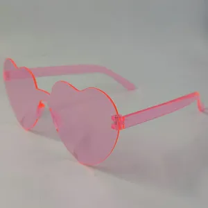 Rosa herzförmige Sonnenbrille, transparentes Rahmendetail, modisches und süßes Design.