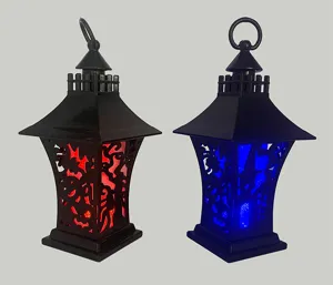 Gedetailleerd overzicht van Halloween zwarte kunststof kasteellantaarn met LED-licht.