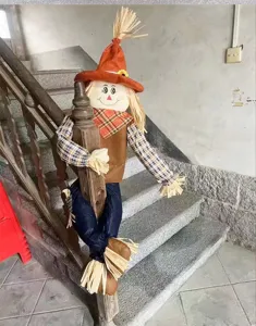 Vue de détail de la poupée épouvantail de fête des récoltes, jouet en peluche d'automne.