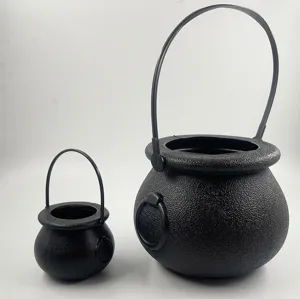 Dettaglio del set di calderoni da strega in plastica nera per decorazione di Halloween.