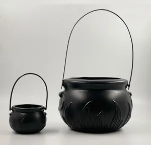 Calderone da strega nero di Halloween secchiello caramelle vista dettaglio, oggetto decorativo.