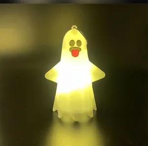 Vista dettagliata del ciondolo fantasma LED luminoso di Halloween, simpática luce.