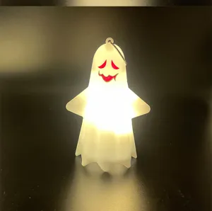Dettaglio lampada sospesa LED fantasma di Halloween, simpatico ciondolo luminoso.