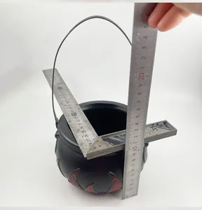Dettaglio delle dimensioni del secchio caramelle calderone strega Halloween nero con manico.