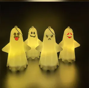 Primo piano dettagliato delle lampade pendenti a fantasma di Halloween luminose con decoro LED.