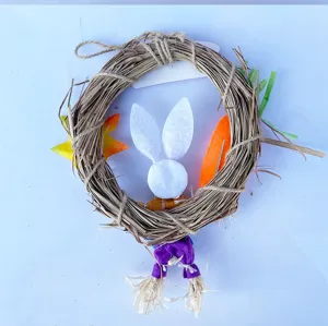 Osterhase Kranz Detailansicht, natürlicher Strohring mit süßem Filzhäschen und Karotten-Dekoration.