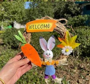 Osterkranz Detailansicht mit süßem Hasen, Karotte und Willkommensschild für Frühlingsdekoration.