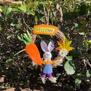 Osterhase Kranz rustikale Hängedekoration Detailansicht mit Karotte und Willkommensschild