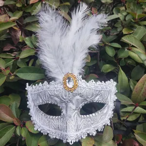 Weißer Spitzen Maskenball Maske Feder Party Requisite Detailansicht, eleganter Zubehör.