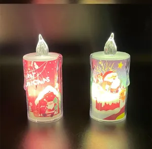 Nahaufnahme Detail der weihnachtlichen LED elektronische Kerze mit niedlichem Weihnachtsmann Motiv