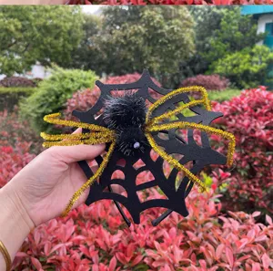 Halloween Spinnennetz Haarreif Detailansicht, schwarzer Plüsch Spinnen Haarreif für Party Kostüm.